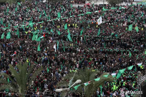Palestinian Hamas supporters attend a rally marking the 31th anniversary of the founding of the Hamas movement, in Gaza city, December 16, 2018. Photo by Ashraf Amra