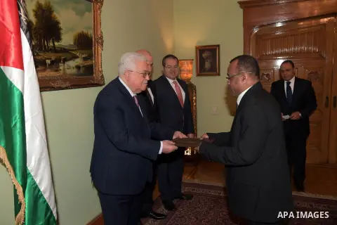 Palestinian President Mahmoud Abbas meets with the new Tanzania Ambassador to Palestinian Authority during accreditation ceremony in Cairo on January 06, 2019. Photo by Thaer Ganaim