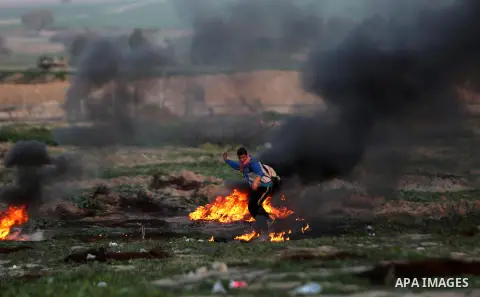 Palestinian protesters clash with Israeli troops following the tents protest where Palestinians demand the right to return to their homeland at the Israel-Gaza border, in the central Gaza strip, January 25, 2019. A Pales...