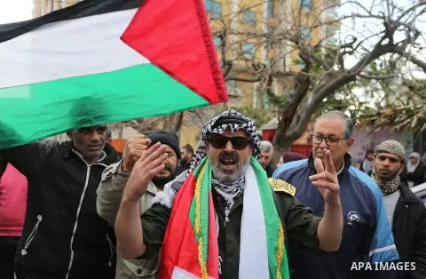 Palestinians take part in a protest to solidarity with Palestinian Prisoners held in Israeli jails, in front of Red Cross office, in Gaza city, on February 18, 2019. Photo by Ashraf Amra