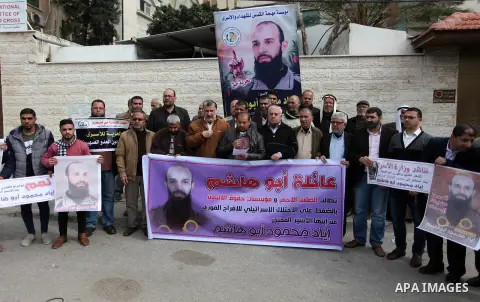 Palestinian supporters of Islamic Jihad movement take part during a protest to show solidarity with Palestinian Prisoner, Iyad Abu Hashim held in Israeli jails, in front of Red cross office in Gaza city on February 21, 2...