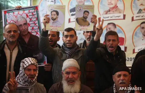 Palestinians take part in a protest to solidarity with Palestinian Prisoners held in Israeli jails, in front of Red Cross office, in Gaza city, on February 25, 2019. Photo by Mahmoud Ajjour