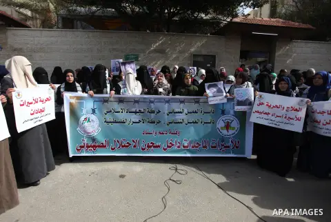 Palestinians take part in a protest to solidarity with Palestinian Prisoners held in Israeli jails, in front of Red Cross office, in Gaza city, on February 25, 2019. Photo by Mahmoud Ajjour