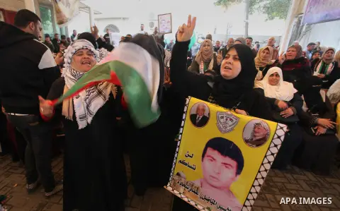 Palestinians take part in a protest to solidarity with Palestinian Prisoners held in Israeli jails, in front of Red Cross office, in Gaza city, on February 25, 2019. Photo by Mahmoud Ajjour