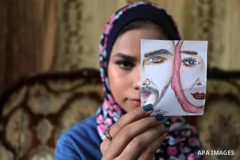 Palestinian artist Najat Abu Yusuf, 20, paints artworks with makeup, at her house in Khan Younis in the southern Gaza strip, on March 19, 2019. Painting with makeup is a fun and cost-effective alternative to exploring yo...