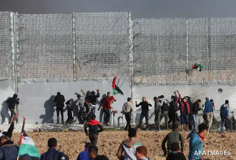 Palestinian protesters clash with Israeli troops following the tents protest where Palestinians demand the right to return to their homeland at the Israel-Gaza border, in the northern Gaza Strip, April 05, 2019. A Palest...
