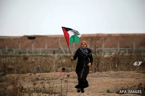 Palestinian protesters clash with Israeli troops following the tents protest where Palestinians demand the right to return to their homeland at the Israel-Gaza border, in Janalia in the northern Gaza Strip, May 31, 2019....