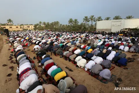 Palestinian Muslim worshipers perform the morning prayer of Eid al-Fitr holiday which marks the end of the Muslim holy month of Ramadan, in Khan Yonuis in the southern Gaza Strip on June 5, 2019. Photo by Ashraf Amra