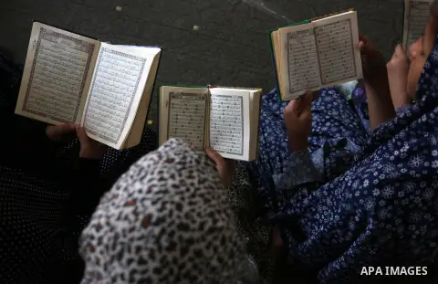 Palestinian girls attend a Quran lesson, during summer vacation at a Mosque, in Khan Younis in the southern of Gaza strip, on June 18, 2019. Photo by Ashraf Amra