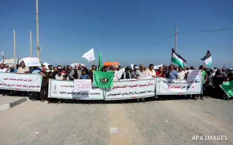 Palestinian fishermen take part in a protest against Israeli attacks for fishermen at Gaza seaport on July 04, 2019. Photo by Mahmoud Ajjour