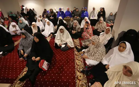 Palestinian Muslims pilgrims attend a religious lesson, during during the annual Hajj in Mecca, Saudi Arabia, August 03, 2019. Photo by Ashraf Amra