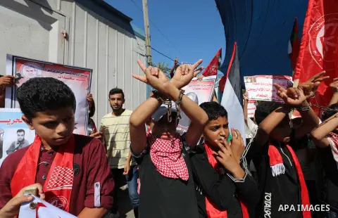 Palestinian supporters of the Popular Front for the Liberation of Palestine (PFLP) take part in a protest to show solidarity with Palestinian Prisoners held in Israeli jails, in front of United Nations Development Progra...