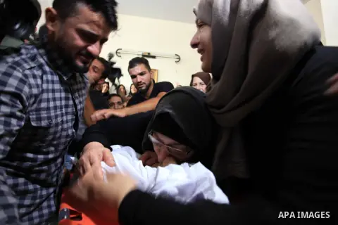 Relatives of Palestinian Khaled al-Rabie, 14, who was shot dead by Israeli forces at the Israel-Gaza border, mourn during his funeral in Gaza city, on September 7, 2019. Photo by Mahmoud Ajjour
