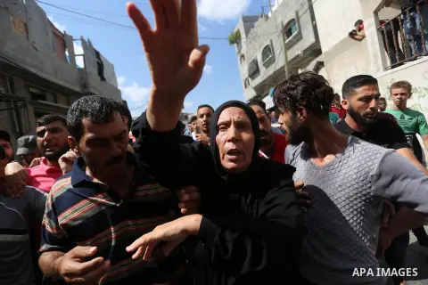 Mourners carry the body of Palestinian Sami al-Ashqar, 17, who was shot dead by Israeli forces at the Israel-Gaza border, during his funeral in Jabalia in the northern Gaza Strip. Photo by Ashraf Amra