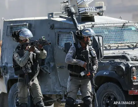 Palestinian protesters clash with Israeli troops during a protest to show solidarity with Palestinian prisoners who held in Israeli jails, in the West Bank city of Ramallah on Sep. 23, 2019. Photo by Bahaa Nasr/WAFA