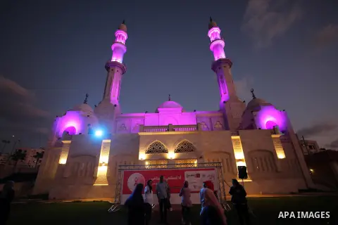 A view shows Al Hasayneh Mosque in Pink Color during the Breast Cancer Awareness campaign at Gaza port in Gaza City, on October 1, 2019. Photo by Mahmoud Abu Hasira