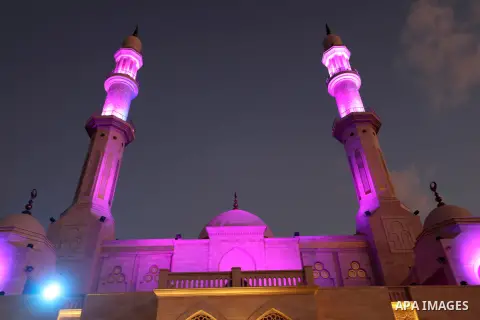 A view shows Al Hasayneh Mosque in Pink Color during the Breast Cancer Awareness campaign at Gaza port in Gaza City, on October 1, 2019. Photo by Mahmoud Abu Hasira