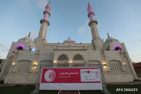 A view shows Al Hasayneh Mosque in Pink Color during the Breast Cancer Awareness campaign at Gaza port in Gaza City, on October 1, 2019. Photo by Mahmoud Abu Hasira