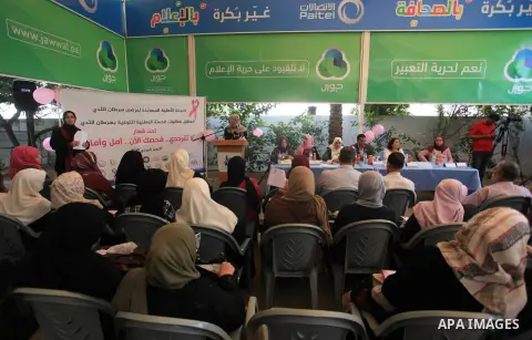 Palestinians take part in the Breast Cancer Awareness campaign, in Gaza City on October 3, 2019. Photo by Mahmoud Ajjour