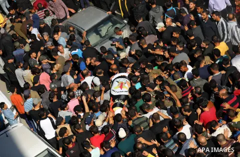 Mourners carry the body of Palestinian Islamic Jihad leader Baha Abu Al-Ata during his funeral in Gaza City, on November 12, 2019. Photo by Yasser Qudih