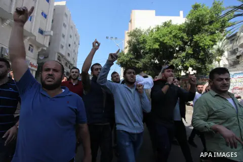 Mourners carry the body of Palestinian Yousef Abu Kamil, who was died hit by an Israeli airstrike during his funeral in Gaza city on November 14, 2019. Photo by Mahmoud Ajjour