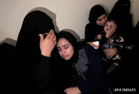Relatives of Palestinian Mohammed Shurrab, who was died hit by an Israeli airstrike, mourn during his funeral in Khan Younis in the southern Gaza Strip on November 14, 2019. Photo by Ashraf Amra
