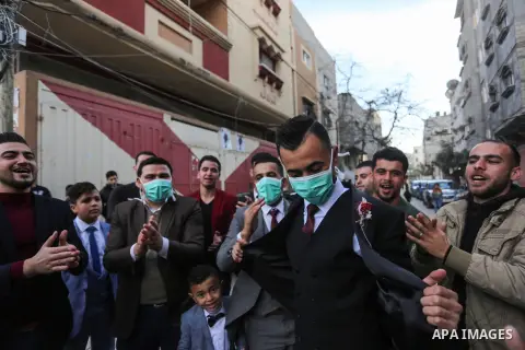 Palestinian groom Aaed attallah wearing a mask celebrates during his wedding in home after the decision to close the wedding halls as a preventive measure amid fears of the spread of the coronavirus in Khan Younis in the...