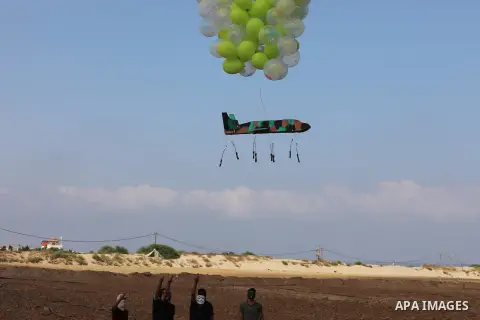 Palestinians prepare balloons attached with flammable materials at the Israel-Gaza border, in the north of the Gaza Strip on August 13, 2020. Photo by Ashraf Amra