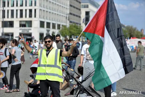 Palestinians and foreigners take part in a protest against the United Arab Emirates' deal with Israel to normalise relations, in front of the American embassy, in Berlin, Germany, on August 15, 2020. Photo by Manar Shahi...