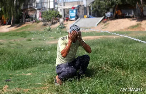 A Palestinian man washes, as he wears a face mask to protect himself against the coronavirus disease (COVID-19) in Gaza City, on Septemper 13, 2020. Photo by Mahmoud Ajjour