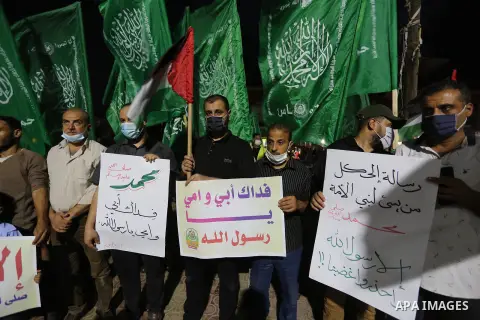 Palestinians take part in a protest against the French incitement against the Islamic religion and the Holy Prophet Muhammad, in Rafah town in the southern Gaza Strip on October 24, 2020. Photo by Ashraf Amra