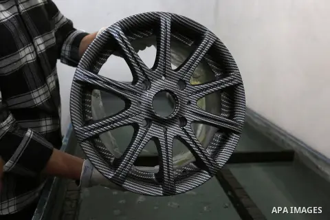 Palestinian graduate Omar Al-Asouli, works in Watercolor print and print complex illustrations and patterns directly on the tire side, the first in the Gaza Strip, in Khan Yunis in the southern Gaza Strip on December 22,...