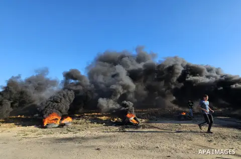 Palestinian demonstrators burn rubber tires in the “Abu Safiya” area, east of Jabalia, in the northern Gaza Strip, on Septmeber 24, 2023. . Photo by Anas al-Sharif\ apaimages