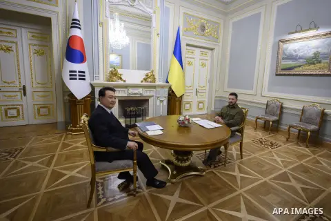 Ukraine's President Volodymyr Zelensky, his wife Olena, South Korea's President Yoon Suk Yeol and his wife Kim Keon-hee uring their meeting at the presidential palace in the Ukrainian capital Kyiv on July 15, 2023. Photo...