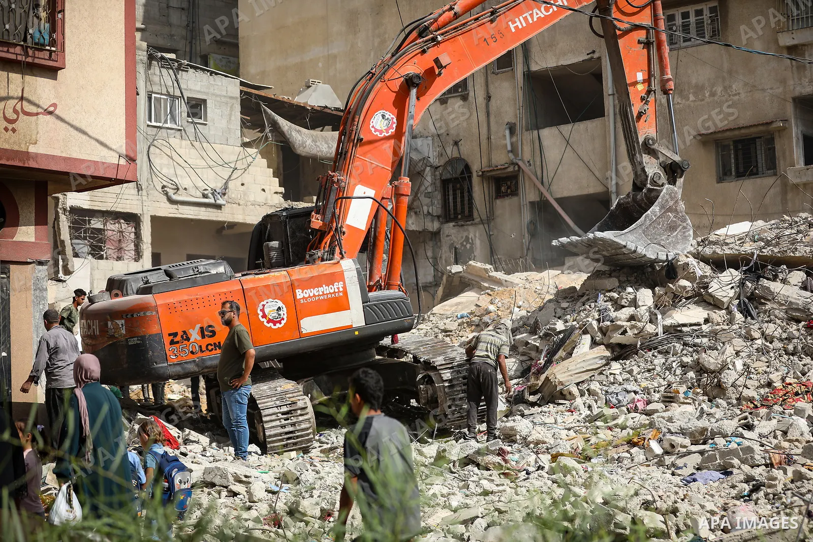 Civil Defense crews recover the bodies of Palestinians from beneath the rubble of a house belonging to the Attallah family, which was destroyed in an Israeli strike during the war, in Gaza City on September 26, 2026. Res...