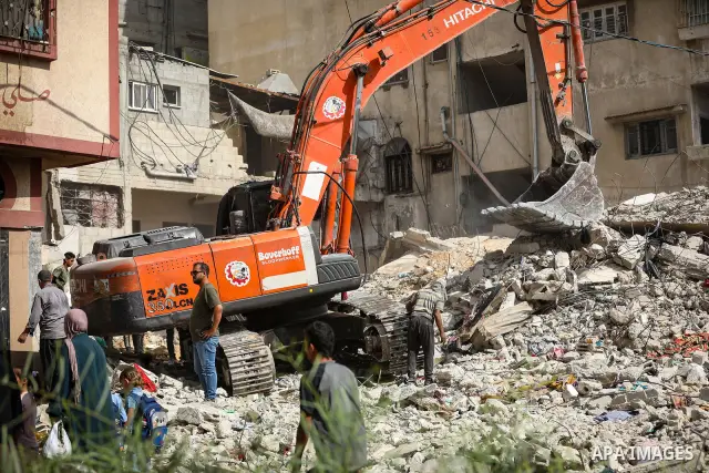 Civil Defense crews recover the bodies of Palestinians from beneath the rubble of a house belonging to the Attallah family, which was destroyed in an Israeli strike during the war, in Gaza City on September 26, 2026. Res...
