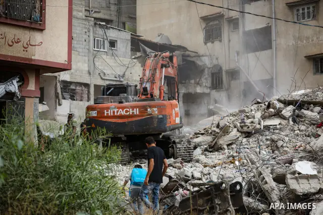 Civil Defense crews recover the bodies of Palestinians from beneath the rubble of a house belonging to the Attallah family, which was destroyed in an Israeli strike during the war, in Gaza City on September 26, 2026. Res...