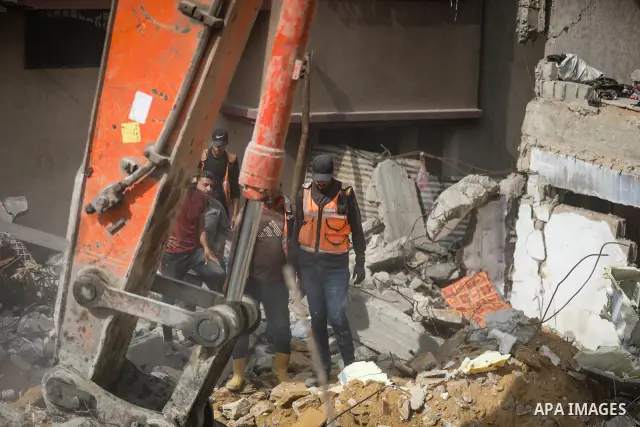 Civil Defense crews recover the bodies of Palestinians from beneath the rubble of a house belonging to the Attallah family, which was destroyed in an Israeli strike during the war, in Gaza City on September 26, 2026. Res...