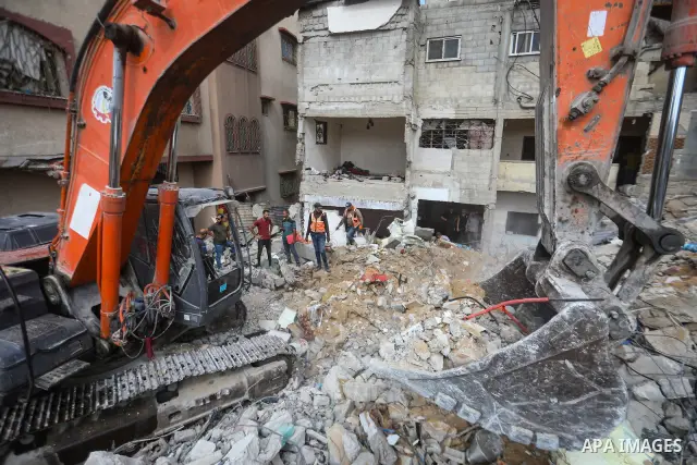 Civil Defense crews recover the bodies of Palestinians from beneath the rubble of a house belonging to the Attallah family, which was destroyed in an Israeli strike during the war, in Gaza City on September 26, 2026. Res...