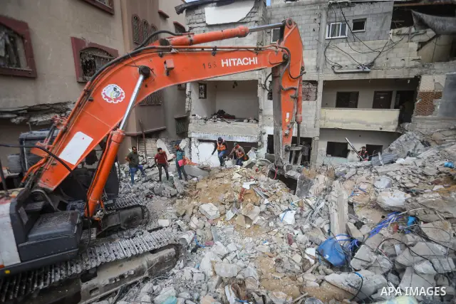 Civil Defense crews recover the bodies of Palestinians from beneath the rubble of a house belonging to the Attallah family, which was destroyed in an Israeli strike during the war, in Gaza City on September 26, 2026. Res...