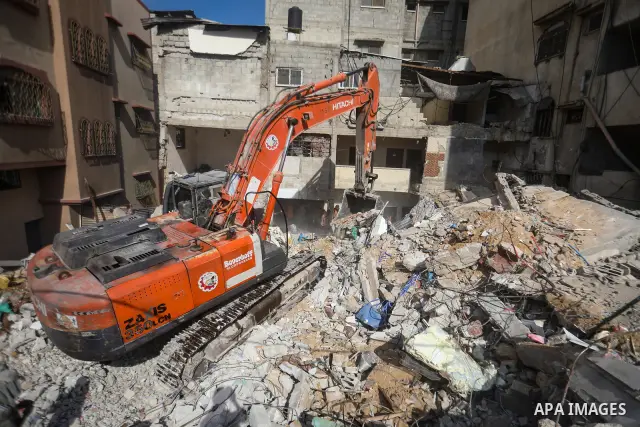 Civil Defense crews recover the bodies of Palestinians from beneath the rubble of a house belonging to the Attallah family, which was destroyed in an Israeli strike during the war, in Gaza City on September 26, 2026. Res...