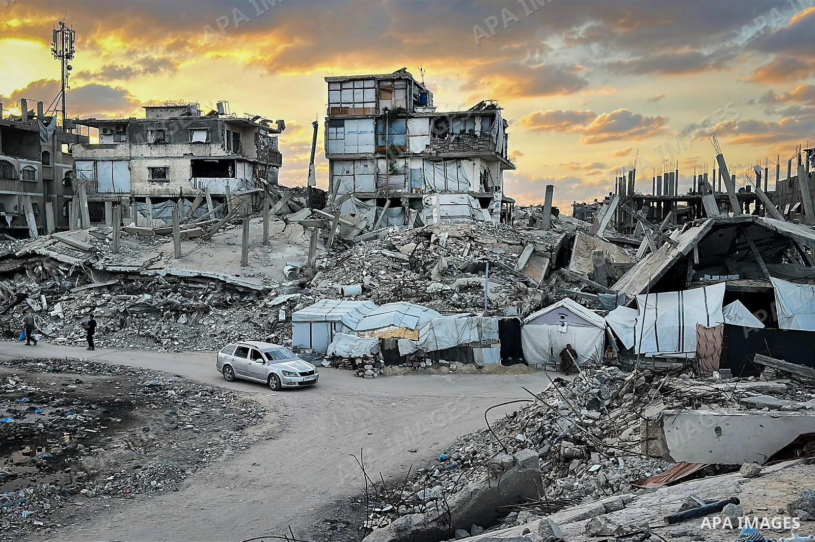Displaced Palestinians continue their daily lives among destroyed buildings in Jabalia, northern Gaza Strip, on September 27, 2026, amid widespread destruction caused by the war and a severe housing crisis that limits fa...