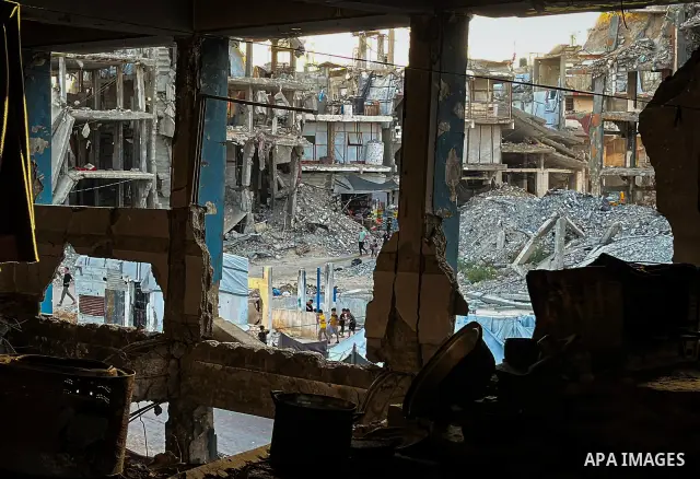 Displaced Palestinians continue their daily lives inside a school damaged during Israeli airstrikes in Jabalia, northern Gaza Strip, on September 27, 2026. The scene comes amid a continuing housing and education crisis i...